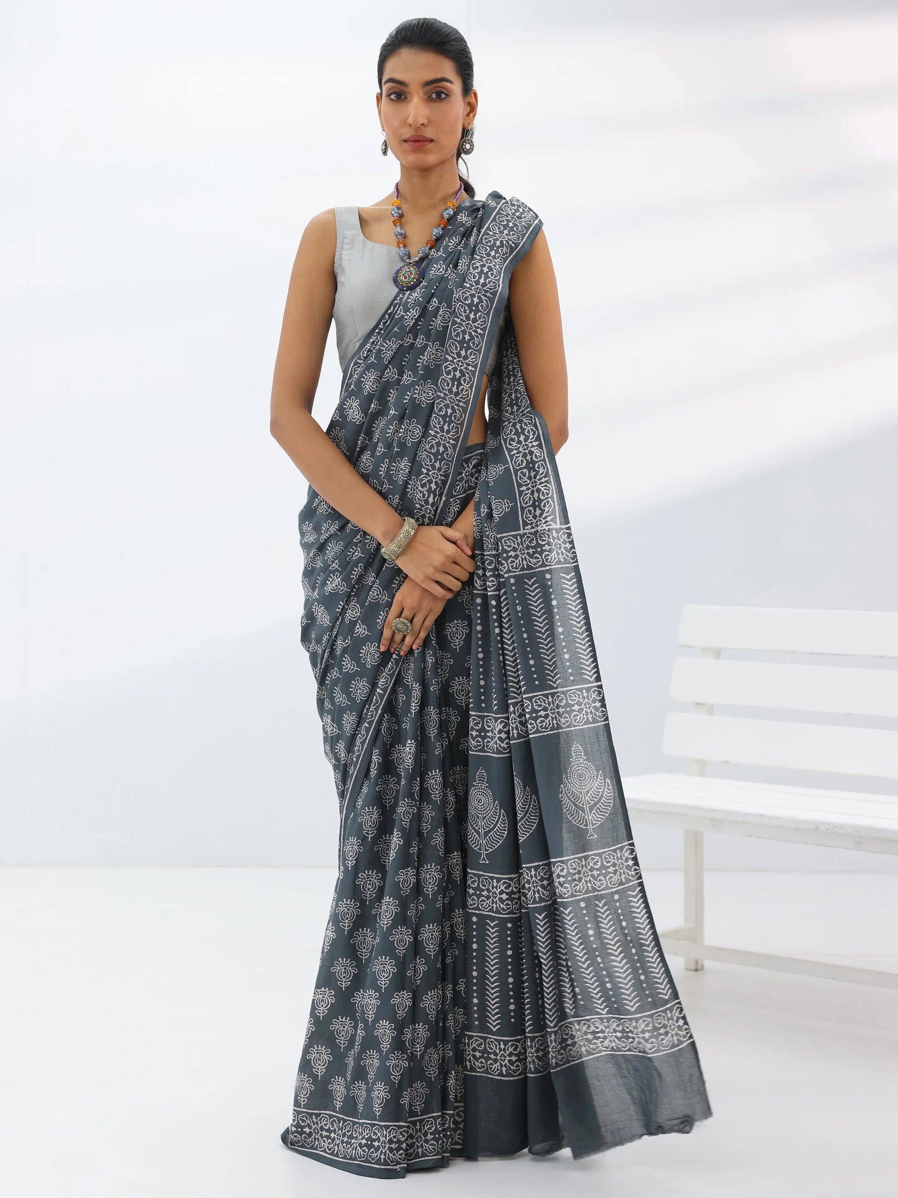 Grey Printed Cotton Saree With Unstitched Blouse Piece