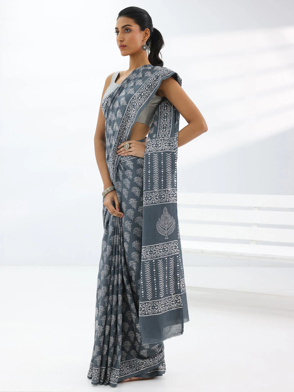 Grey Printed Cotton Saree With Unstitched Blouse Piece
