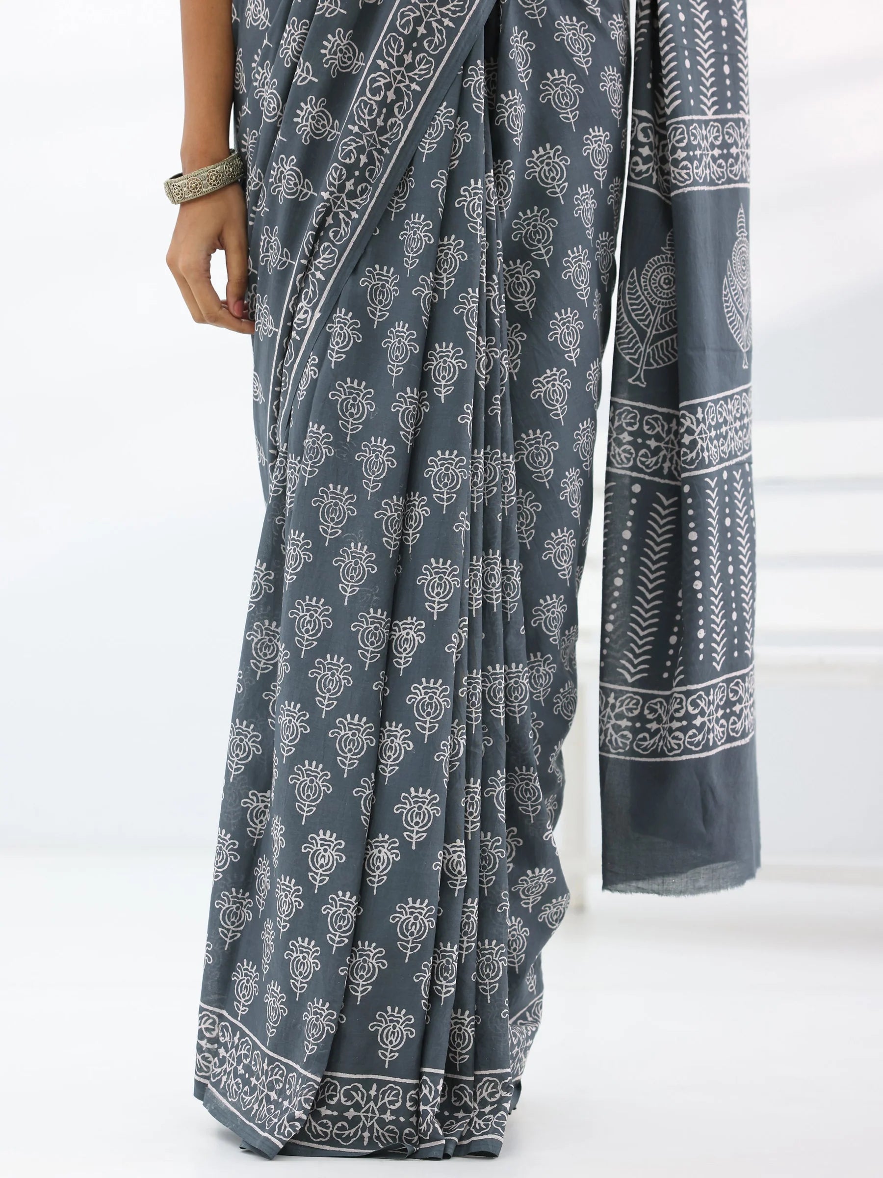 Grey Printed Cotton Saree With Unstitched Blouse Piece