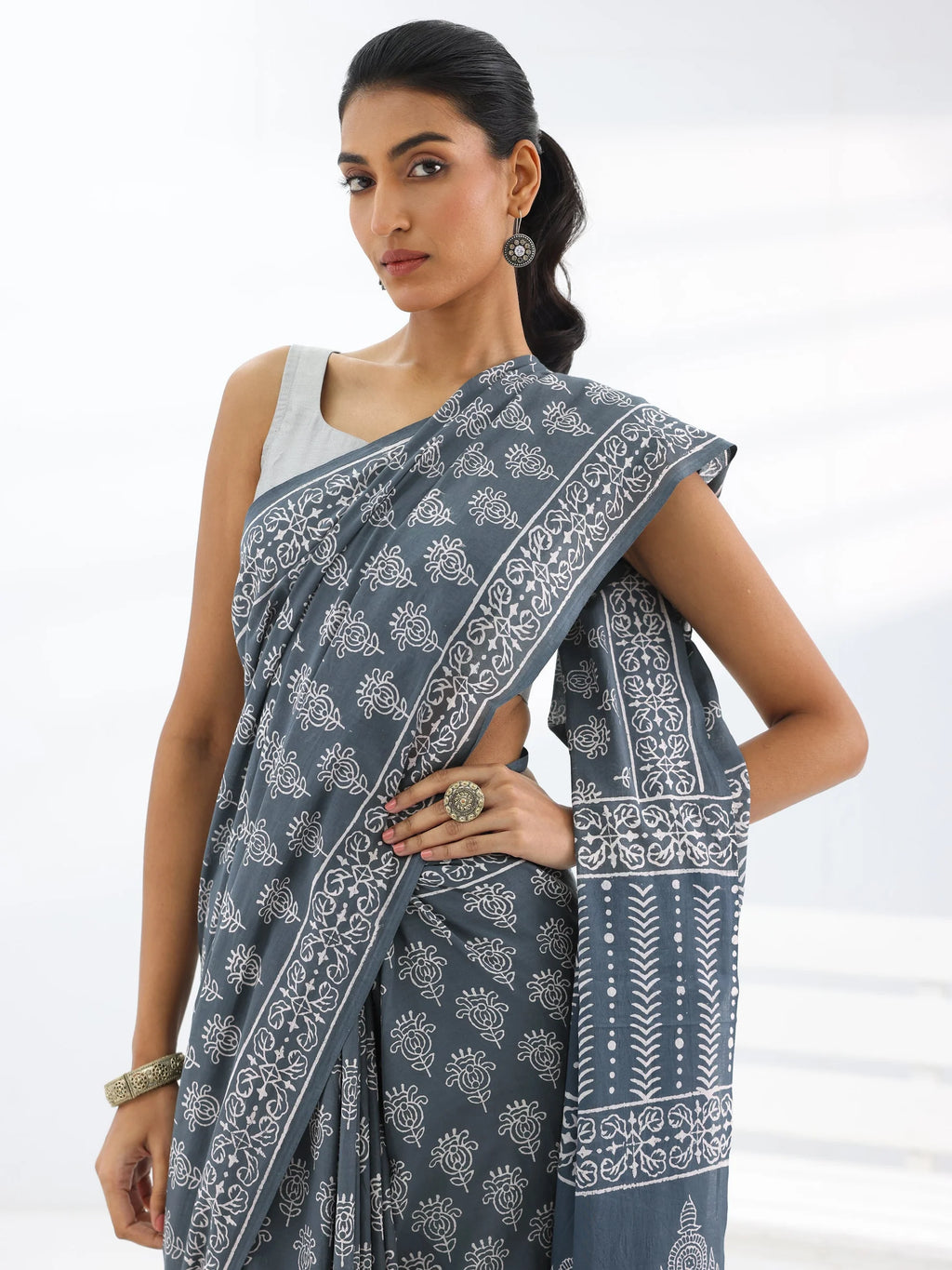 Grey Printed Cotton Saree With Unstitched Blouse Piece